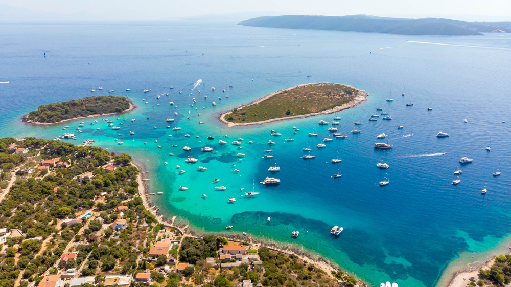 Még kevesen ismerik, pedig a magyar határtól pár órára található Európa legmesésebb lagúnája