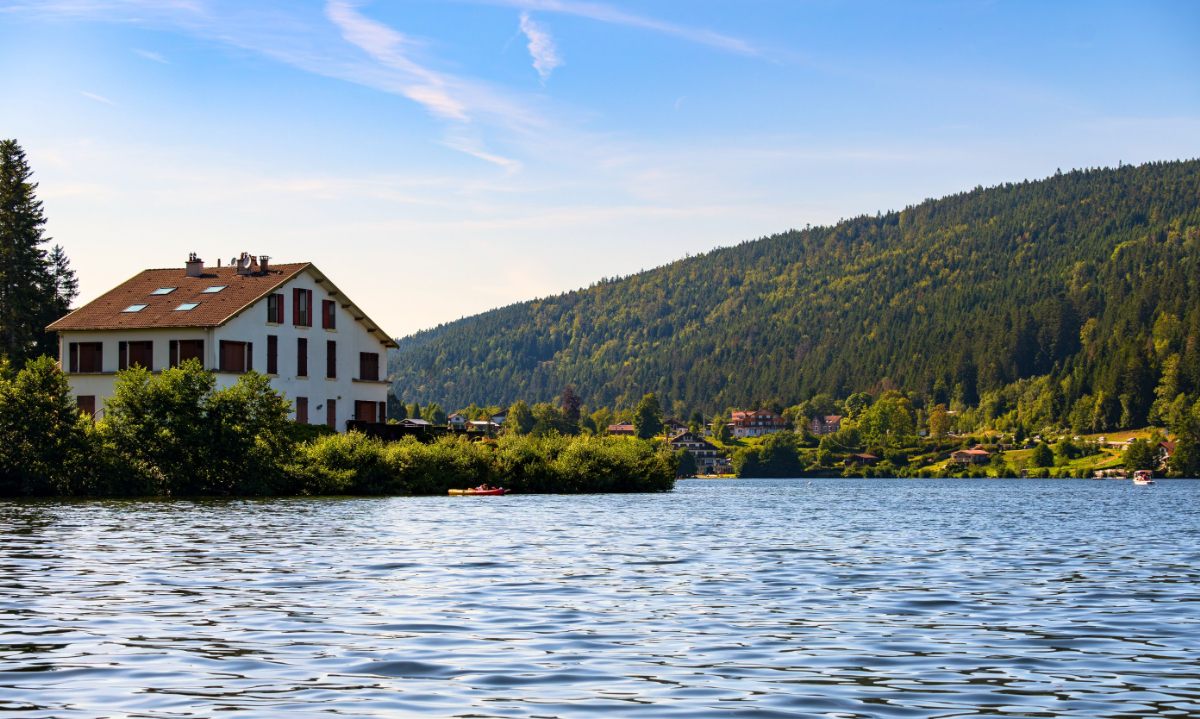 A túlzsúfolt városok helyett: ezek most Európa legmenőbb vidéki úti céljai
