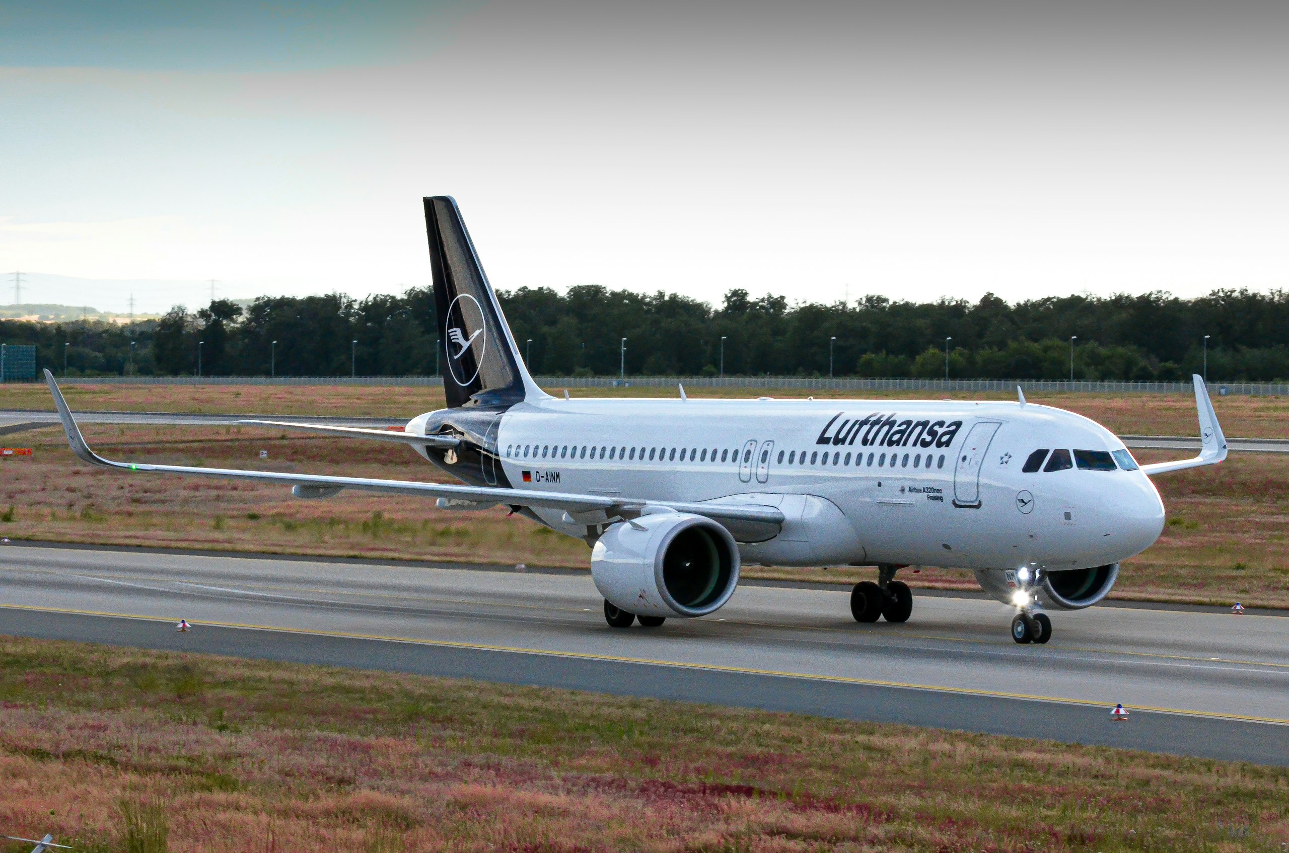 A Lufthansa az egyik legszigorúbb kézipoggyász-szabállyal száll be a fapadosok versenyébe