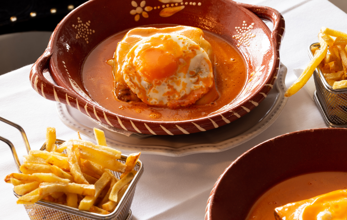Ránézésre sokkoló, de függőséget okoz az extrán húsos portugál Francesinha
