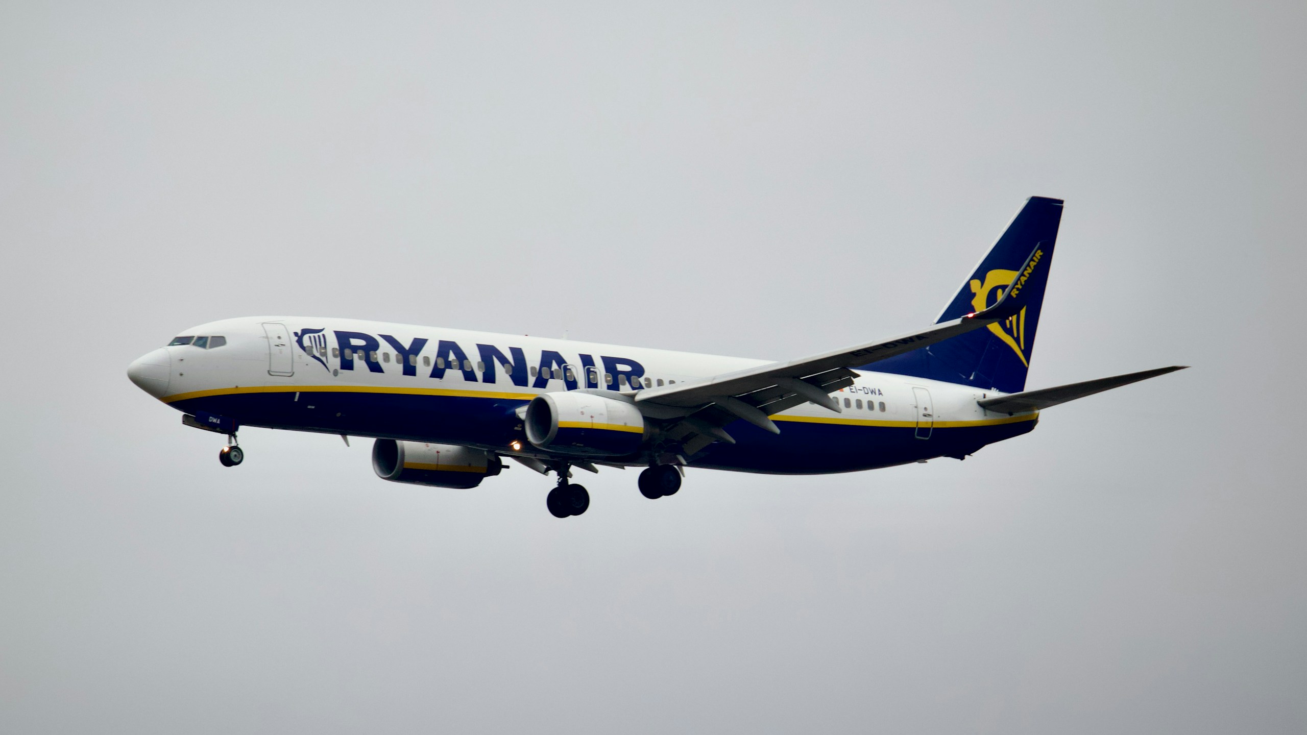 Engedett a Ryanair: sok szülő spórolhat a következő repülőúton