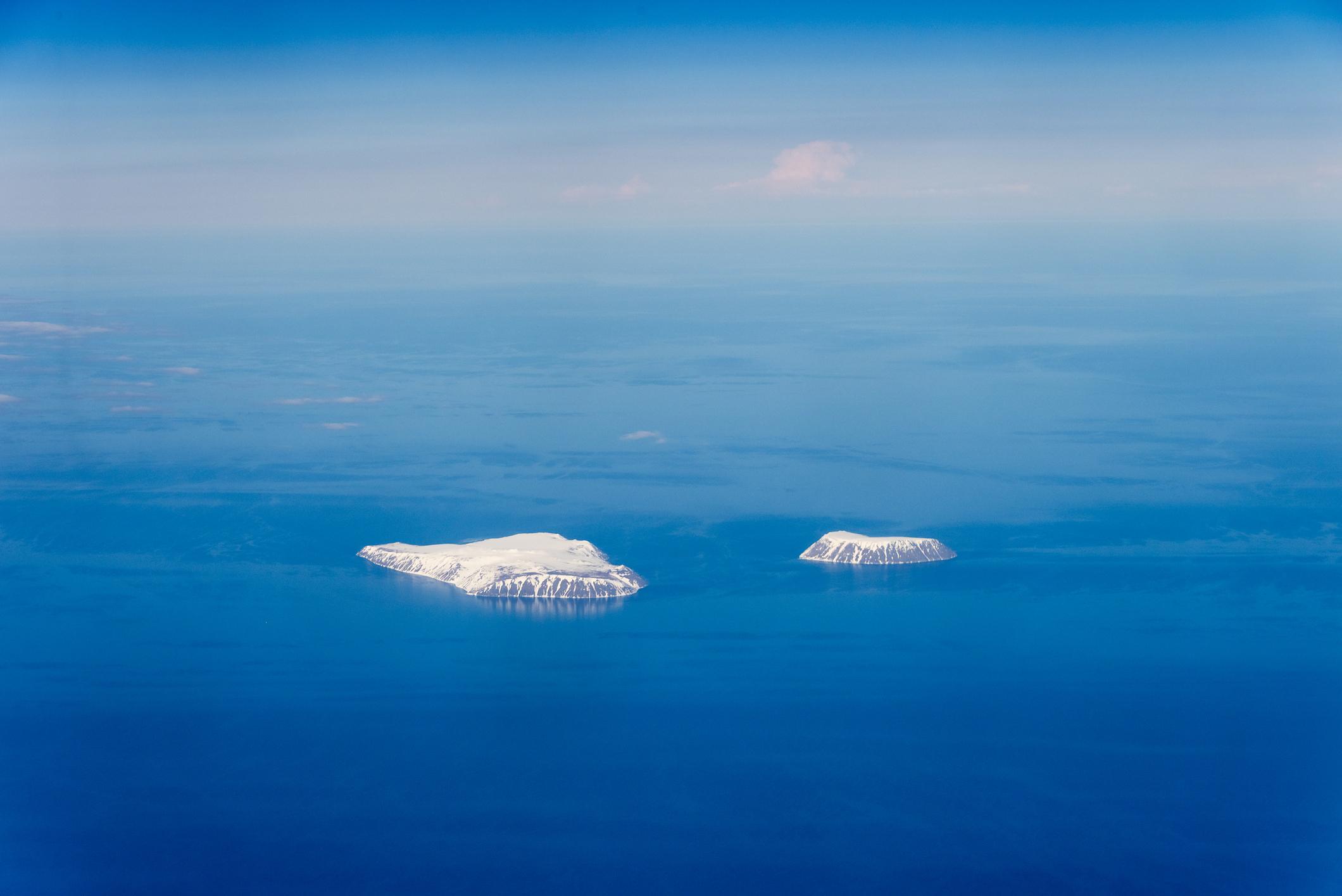 4 km, de 21 időzóna választja el ezt a két szigetet