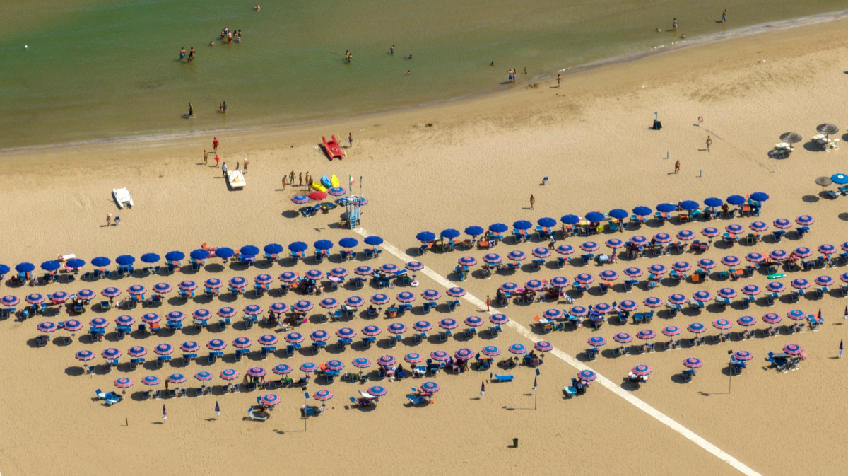 Felháborodtak az olasz strandklubok, mert a nyaralók saját ételt visznek a partra