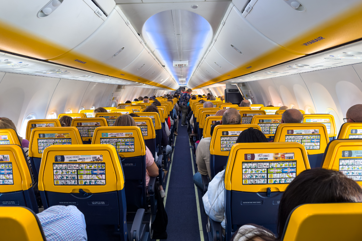 Betört egy Ryanair-gép ablaka, 61 éves utast kellett visszahúzni a fedélzetre