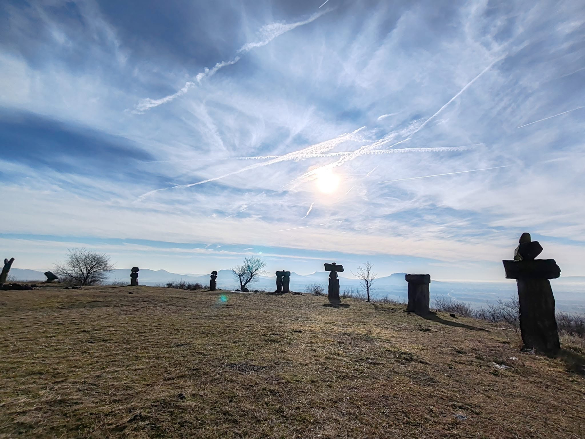 Egy rövid kirándulás vezet a Balaton-felvidék különleges látványosságához: ilyen a magyar Stonehenge