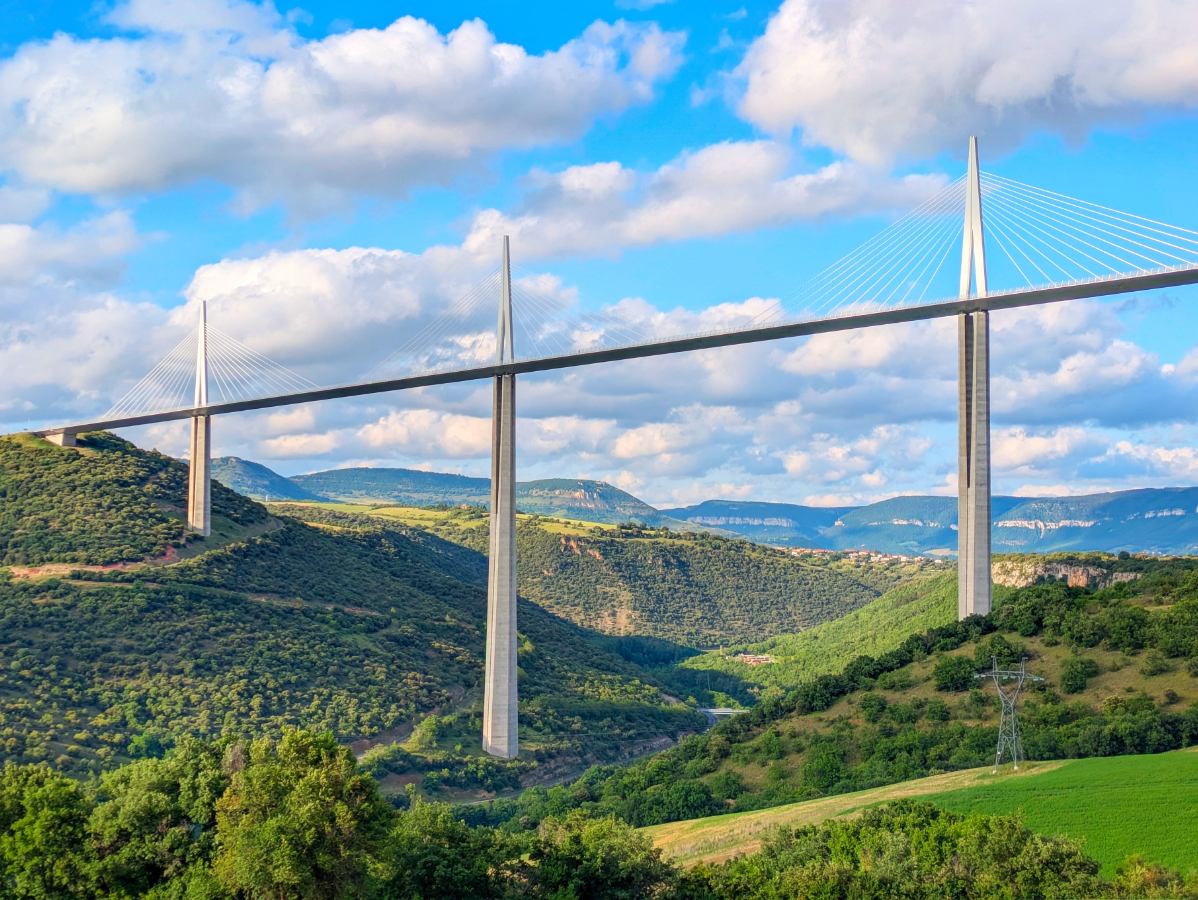 Az Eiffel-toronynál is magasabb híd ível át egy francia völgy fölött