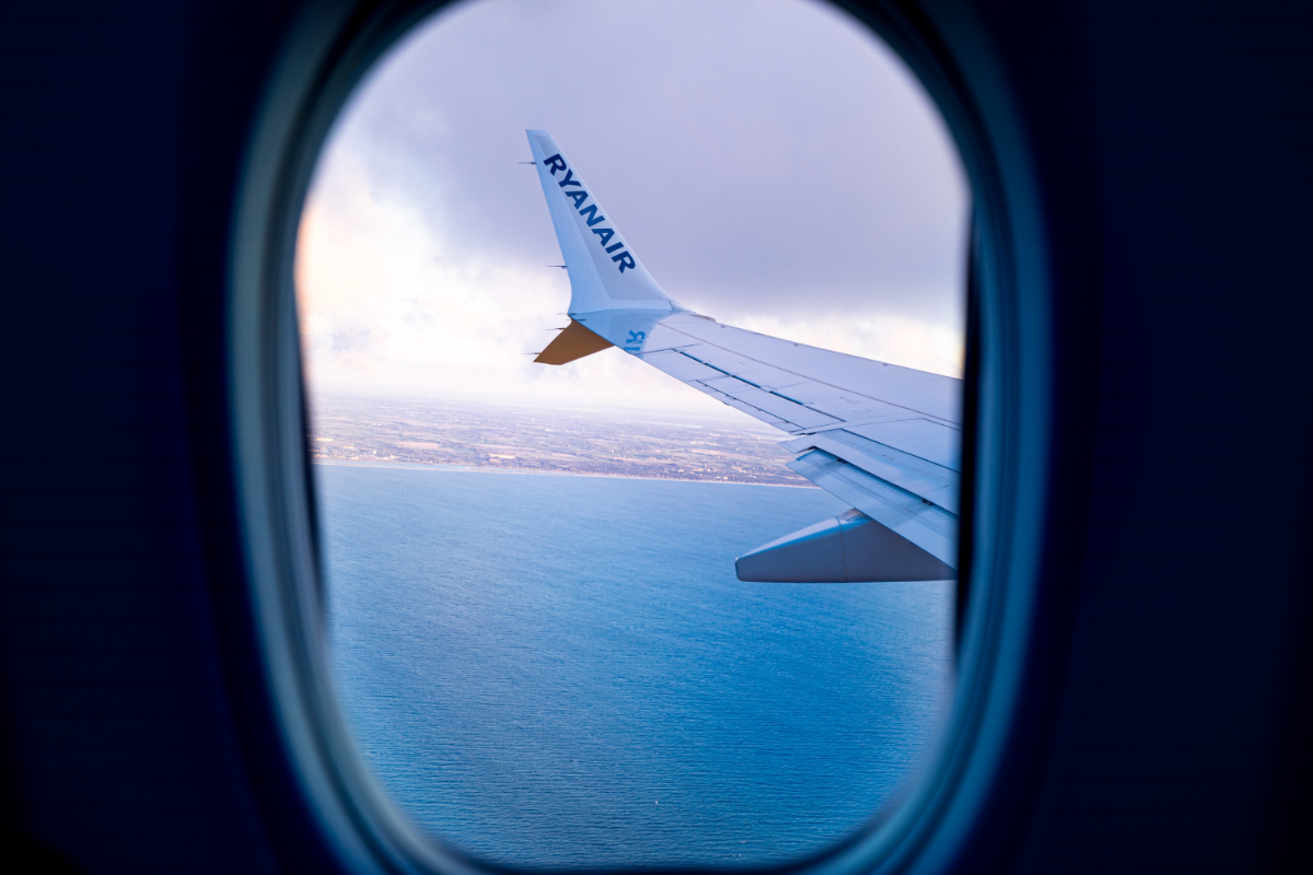 Megszólalt a feleség, aki visszatartotta a Ryanair-gép ablakából kilógó férjét