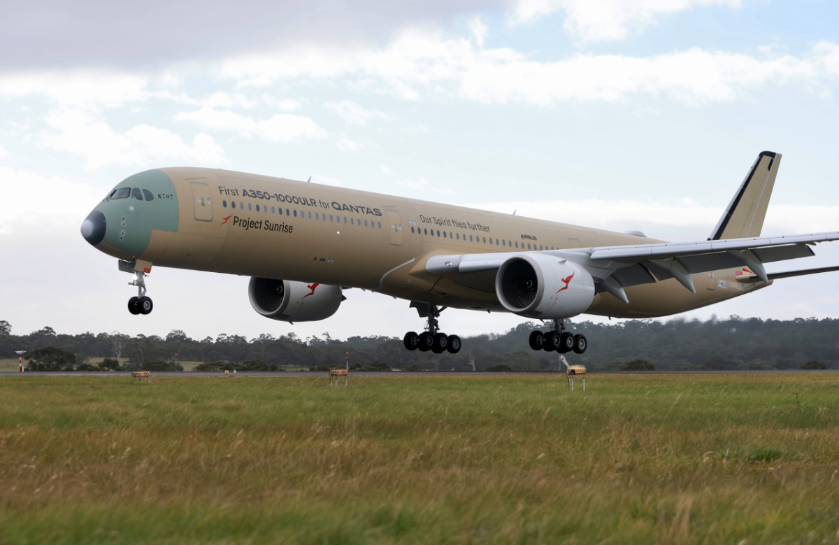 Felszállt a Qantas gépe, amely a világ leghosszabb, 22 órás járatára készül