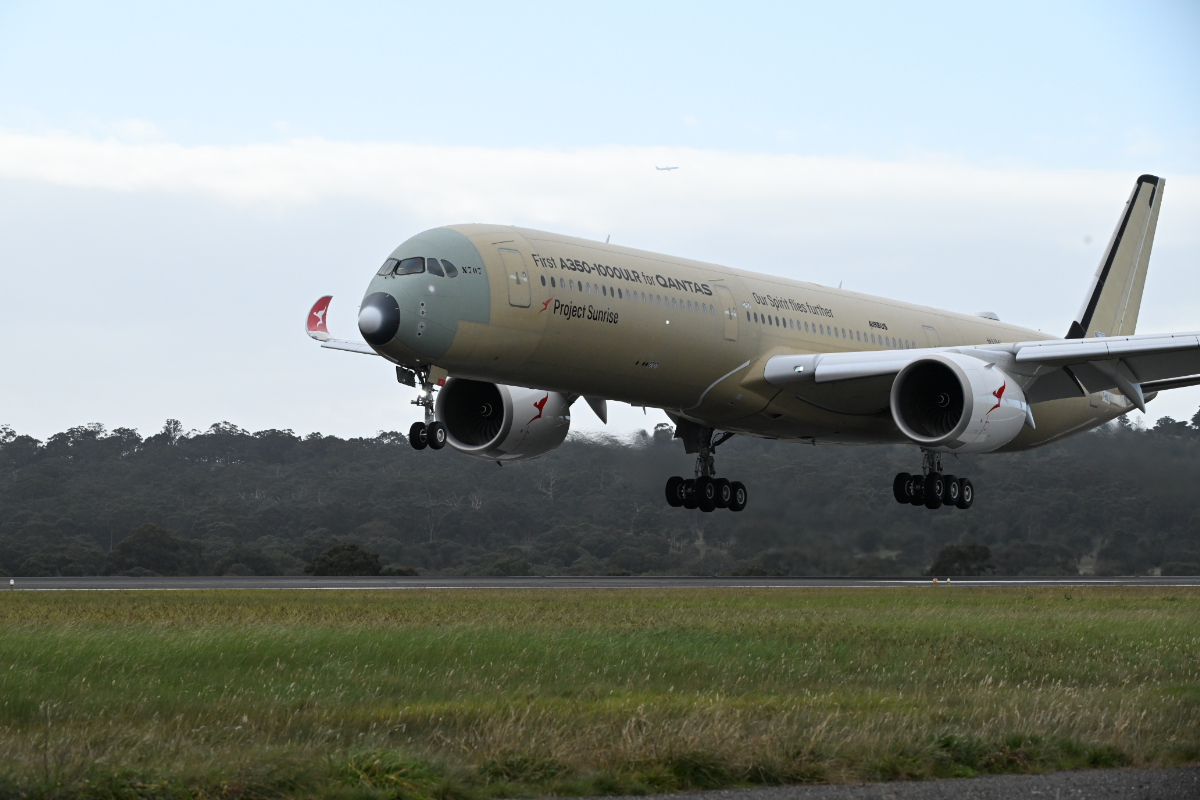 A fél világot megkerülte, több mint 24 órát repült a Qantas új gépe