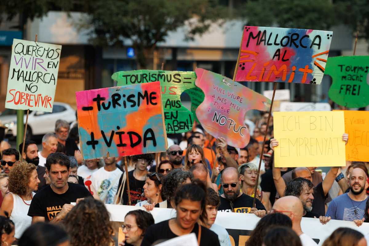 „Mallorca megtelt” – tízezrek tüntettek a tömegturizmus ellen