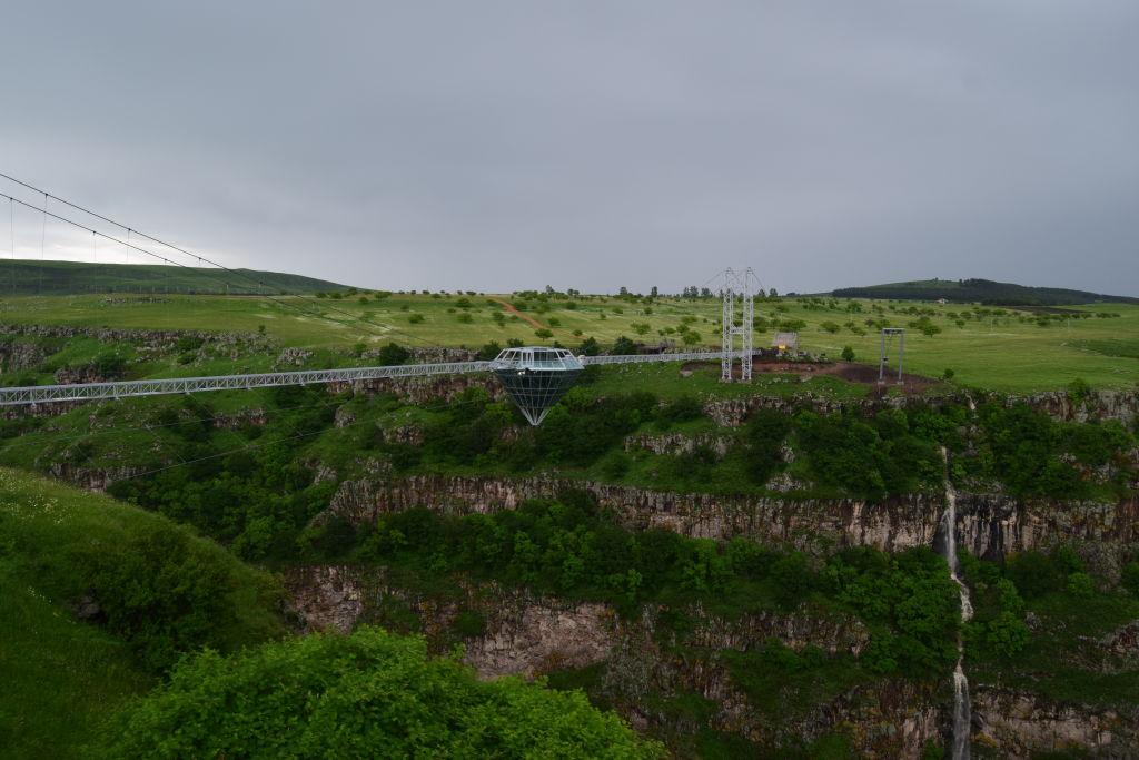 Árok felett lebegő kilátó Grúzia új látványossága