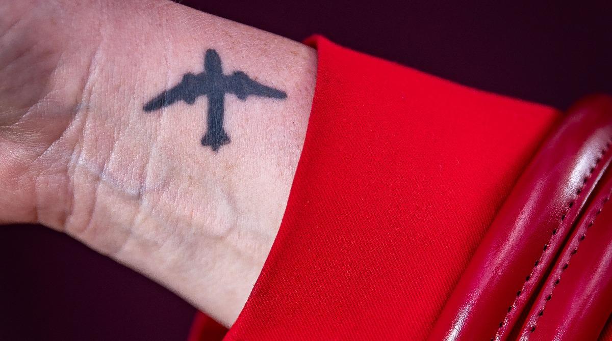 Végre a tetovált légiutas-kísérők is lehetőséget kapnak